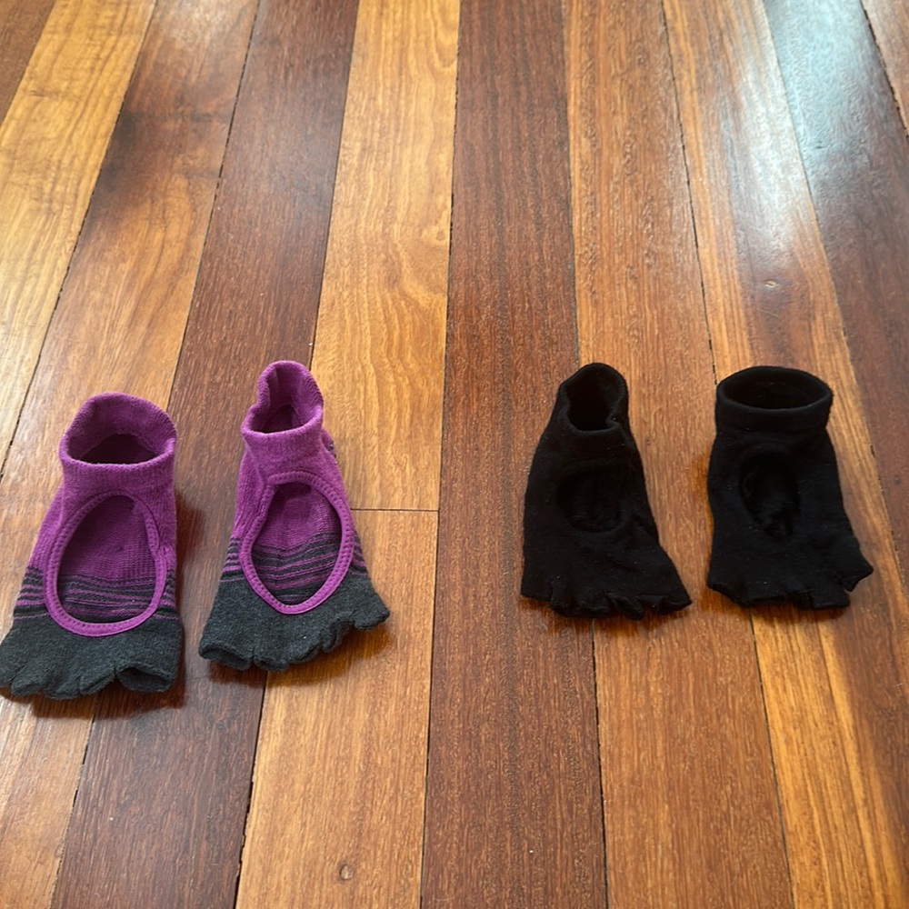 2 pairs of Pilates/Yoga socks
